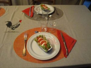 Une entrée avec tomates, mozarella, salade et asperges.