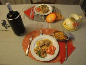 Une table bien présentée avec des assiettes complètes et appétissantes.