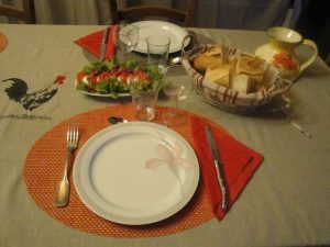 Les assiettes sont prêtes pour un dîner en amoureux.